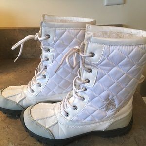 Super cute white and warm snow boots!